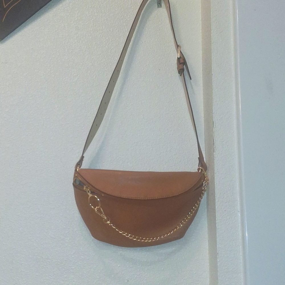 H.M fanny pack light brown with chain